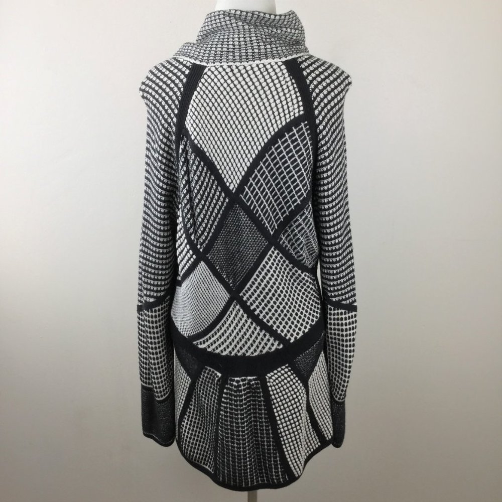 Black & White Geometric Zip Hoodie-like Light Cotton Sweater - Picture 4 of 8